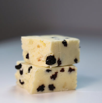 Ciocolată de casă albă cu coacăze 100g