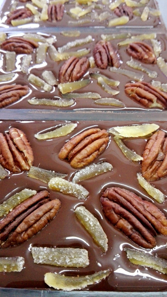 Tabletă de ciocolată neagră cu pecan și ghimbir