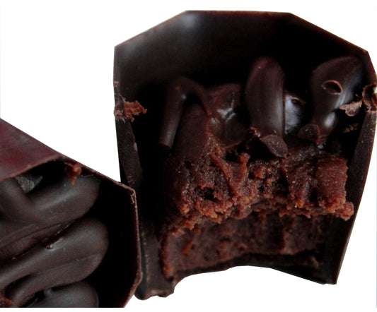 Praline de ciocolata cu lapte, capsuni si apa de trandafiri
