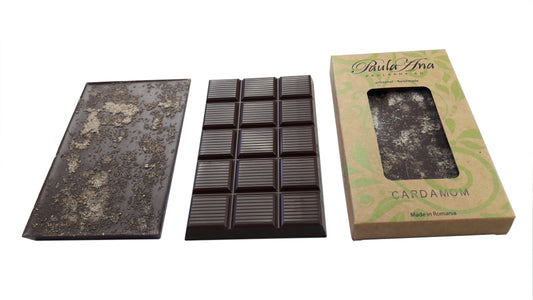 Tabletă de cicolata neagră cu cardamom verde
