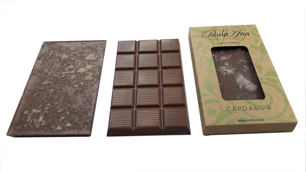 Tabletă de ciocolată cu lapte și cardamom verde